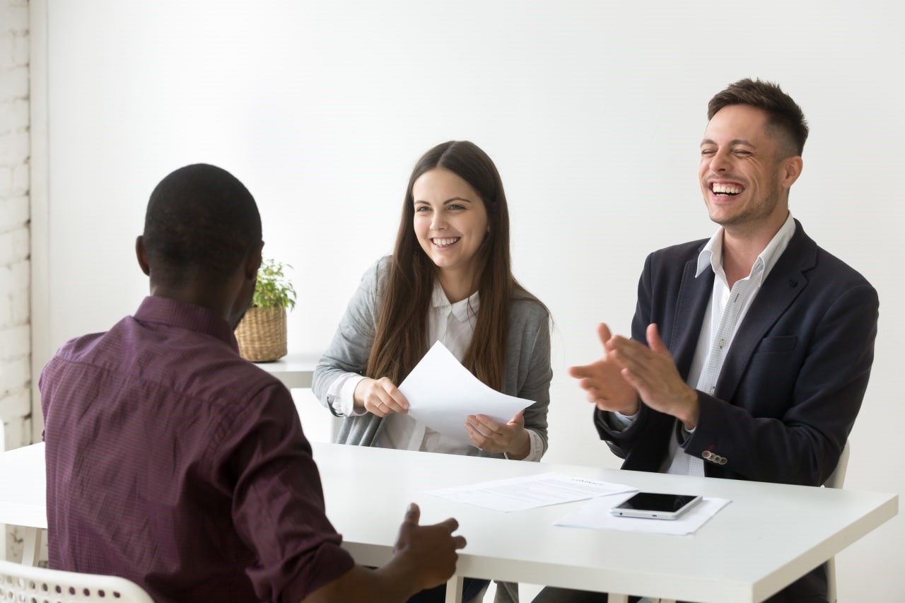 Candidate delivering documentation to the personnel department. (source - Freepik)
