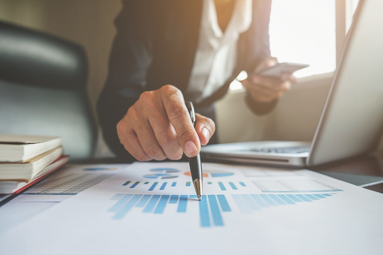 Pessoa prestando consultoria financeira. ( Fonte: Freepik)